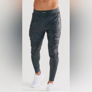 Alphalete Infinity Tech Pant Joggers in Terrain Camo, Size M